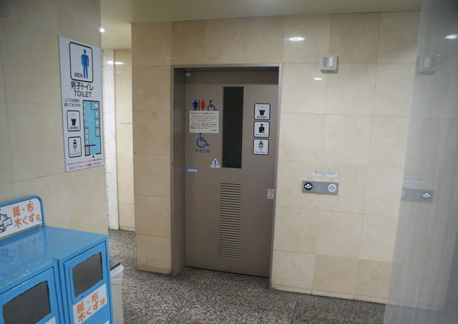 新宿区役所 本庁舎－1F 男子トイレ側