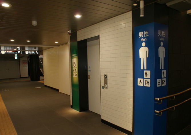 銀座駅／東京メトロ 日比谷線・日比谷線・丸ノ内線－B2F 改札内 男性トイレ側