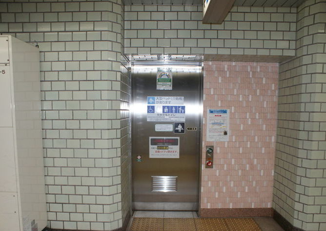 春日駅／都営地下鉄 三田線－B2F ２番線ホーム エレベーター付近