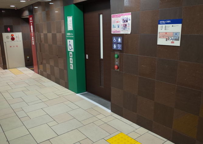 表参道駅／東京メトロ 銀座線・千代田線－B1F 改札外 Ｂ4出口付近